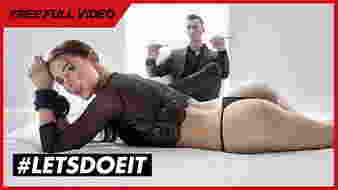 Vibrátoros maszturbáció, lágy kötözés és intenzív punci baszás orgazmussal tökéletes barátnővel