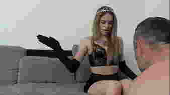 Fiatal francia dominatrix megalázza rabszolgáit