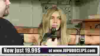 Szőke rabszolgalányt büntetésként megkötözve kínozzák