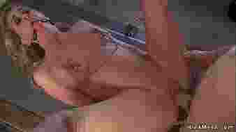 Megkötözve megkínzott szőke, bilincselt mellbimbókkal és spricceléssel