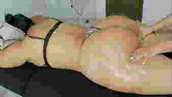 Nagy seggű latin nő extrém masszázst kap