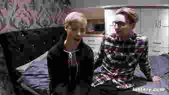 Hetero pár otthoni szexe, tetovált nővel, borotvált puncival és nagy fasszal