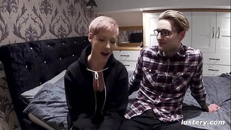 Hetero pár otthoni szexe, tetovált nővel, borotvált puncival és nagy fasszal