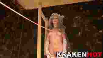 Szőke menyasszony kemény BDSM alávetettségi jelenetben, korbácsolás és fegyelem