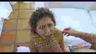 Vékony kis ribanc durva és rendetlen szexre készül