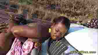 Vad afrikai szavannán történt őrült csoportos kúrálás nagy farokkal és spricceléssel