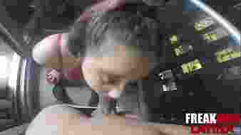 Dühöngő guatemalai lány mélytorkozik a hatalmas fasszal