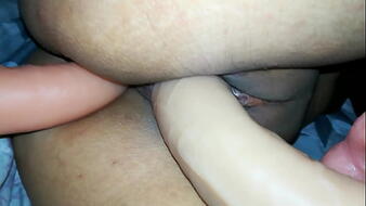 Dupla penetráció dildóval, feleség élvezete