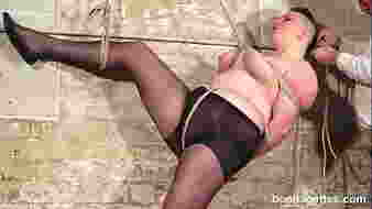 Dagadt engedelmes nyuszi kötözve és dominálva