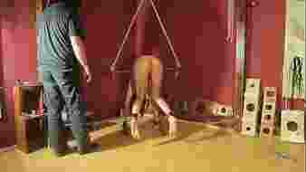 Arab rabszolganő kínzása és lealacsonyítása láncokban, elektromos sokkolással