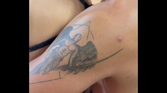 Fiatal mexikói srácot megkötözik és kényeztetik otthon, amíg nyög a szex közben