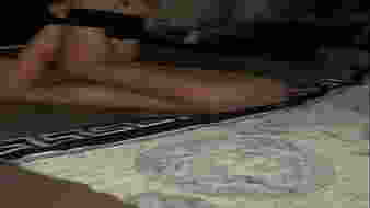 Női szexuális játék, ahol az egyik fél kötözve élvezi az érintéseket