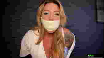 Szőke nő kínzó kötözéssel és szájatapasztással, nagy cicik