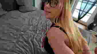 Bekötött szőke lányt keményen megdugnak, nagy cicikkel és természetes formákkal