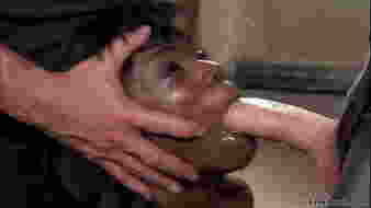 Fekete rabszolga torkának kemény kielégítése és elélvezés